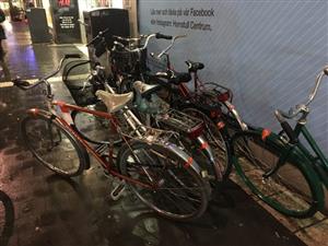 Dumpade cyklar som står och skräpar finns det gott om i Stockholm. Förra året fraktades över 2 000 hojar bort av staden.